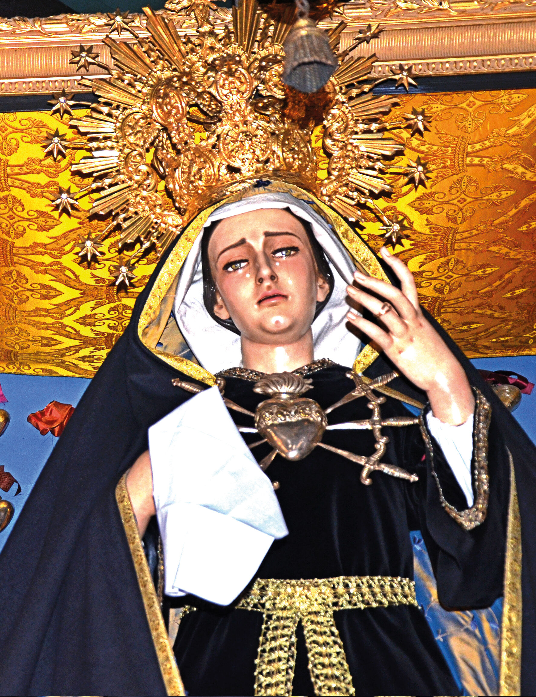 Het Mariabeeld, dat wel twee meter boven het altaar hangt, komt uit Sevilla. 